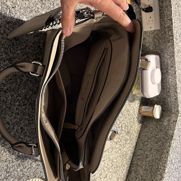 Like new, Nine West hand bag - Picture 4 of 5